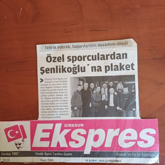 Giresun Özel Sporcular Gençlik ve Spor Kulübü yönetimi ve sporcuları, Belediye Başkanı Aytekin Şenlikoğlu’na plaket takdim etti.