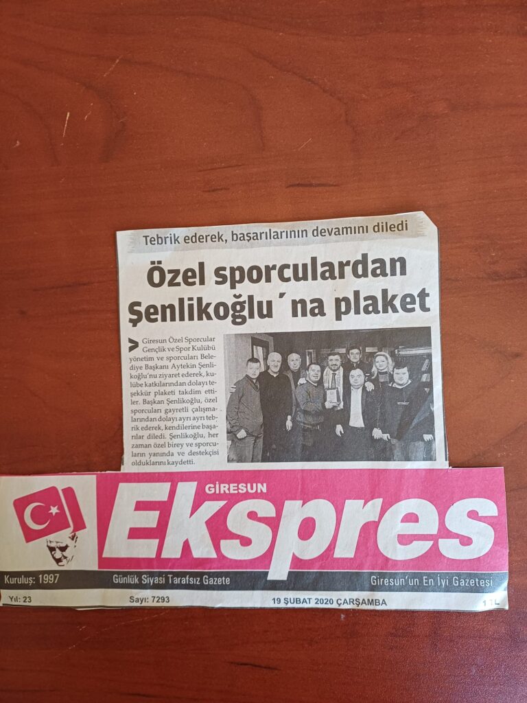 Giresun Özel Sporcular Gençlik ve Spor Kulübü yönetimi ve sporcuları, Belediye Başkanı Aytekin Şenlikoğlu’na plaket takdim etti.